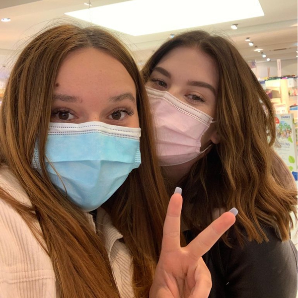 2 junge Frauen mit Mund-Nasen-Schutz