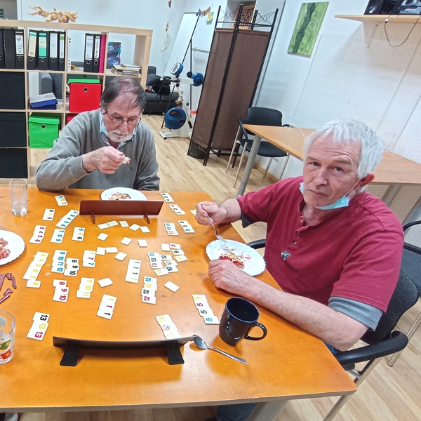zwei Männer am Tisch beim Essen