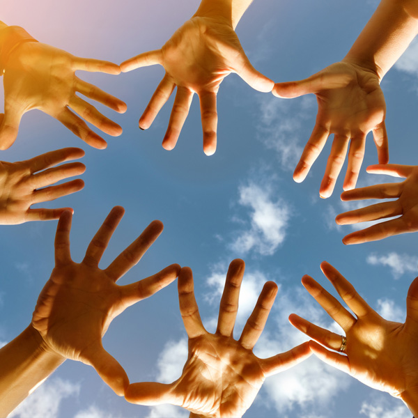 ein blauer Himmel mit vielen Händen